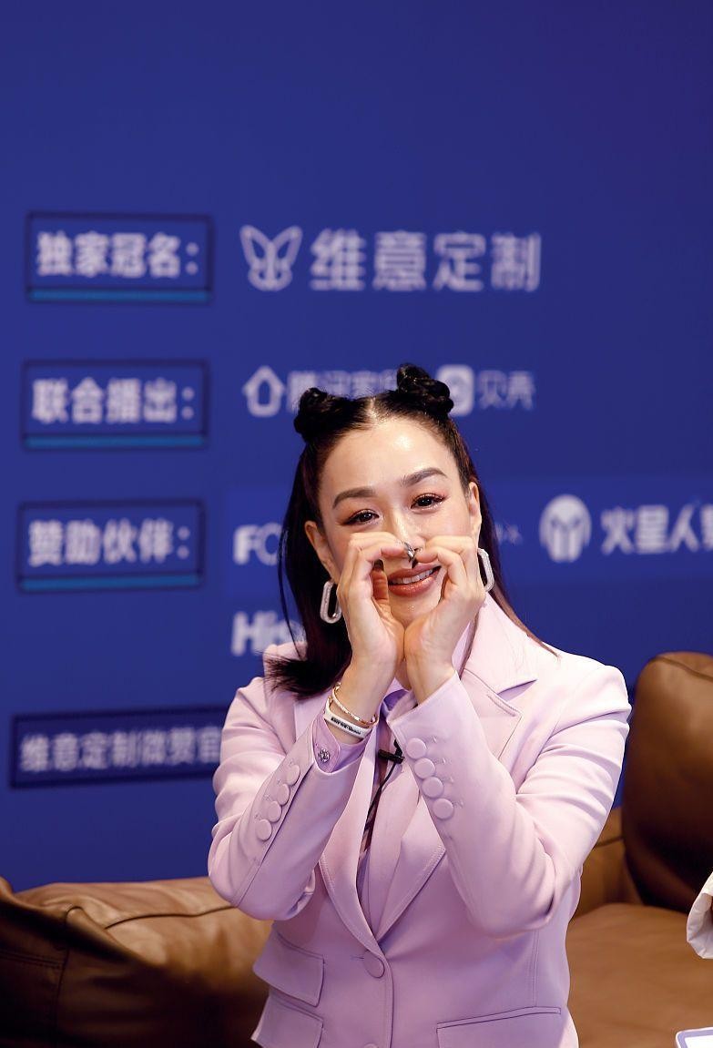 钟丽缇为了扮嫩挺拼的，扎了个“便便头”，但脸上皱纹出卖了年纪