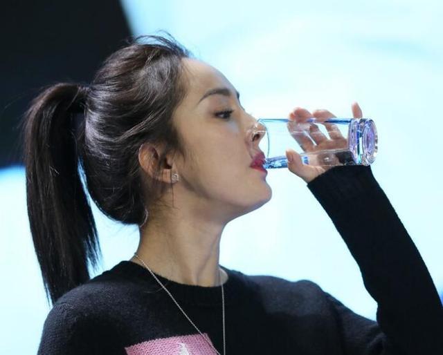 睡前堅持四個好習慣，皮膚不僅更加滋潤，還越來越年輕