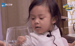 李小璐曬甜馨近照造型淑女，對鏡撇嘴害羞微笑，女漢子變軟妹子