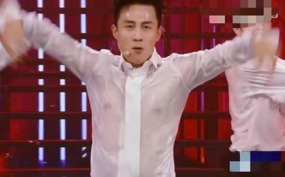 Du Chun heats up dance to be spat again groove, it is good to wear translucent shirt to be soaked awkward, the netizen breathes out continuously hot eye