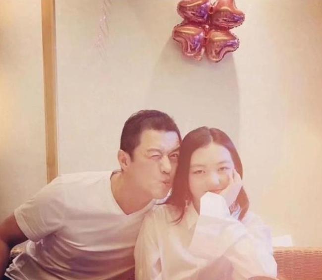 李亚鹏有多宠女儿？亲吻大腿风波后，本尊：女儿脚趾头都是臭香的