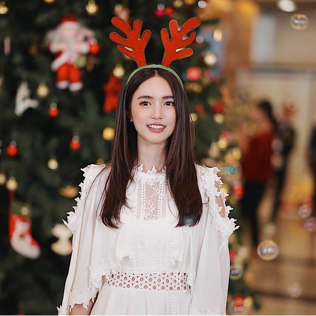 大火泰剧《粉之罪》的主演Bua穿着圣诞服，打扮得又甜又可爱。