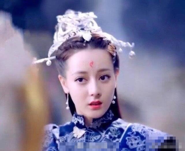 影视剧之中蓝色婚服，李沁和热巴清新动人，却都不及女神郭碧婷
