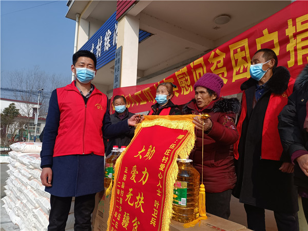 河南正阳傅寨：叶卫兵献出爱心捐赠 助力扶贫传递温情