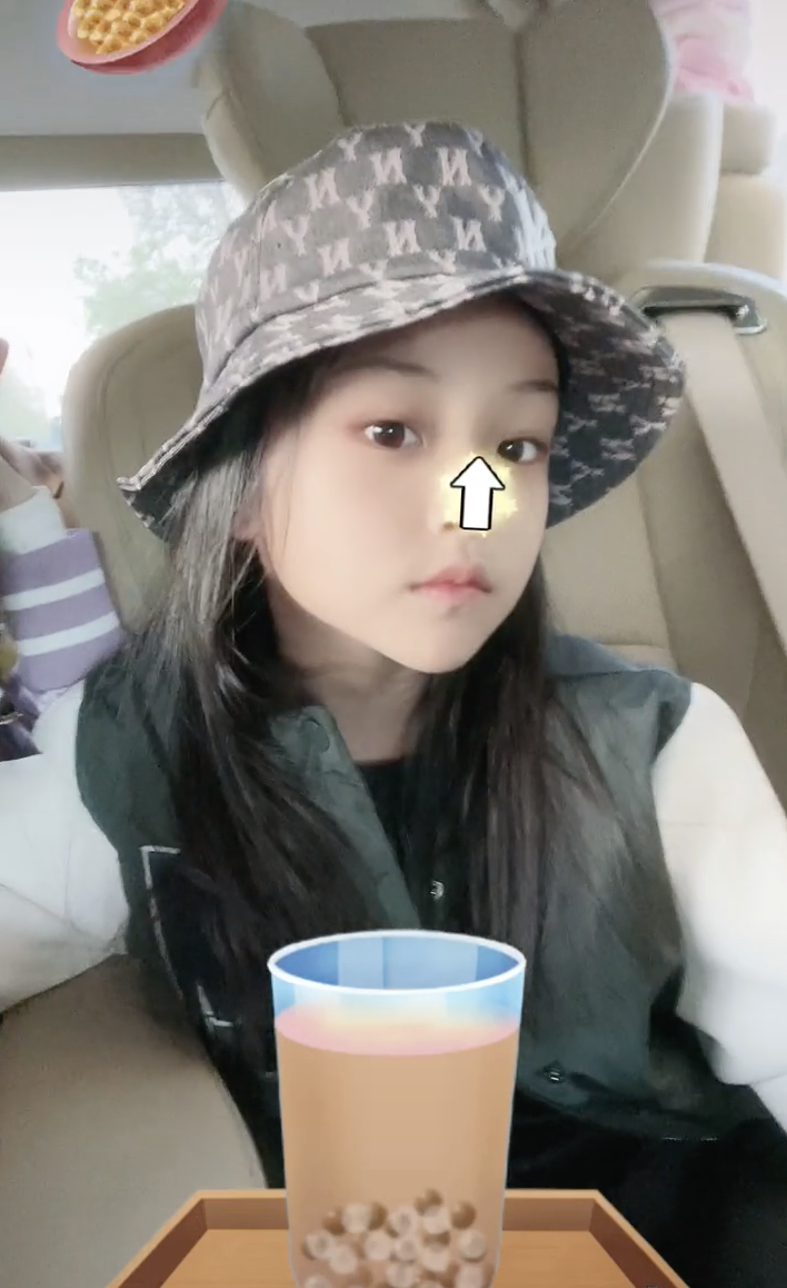 李小璐曬與女兒同框，甜馨戴漁夫帽文靜淑女，越來越有女神範兒