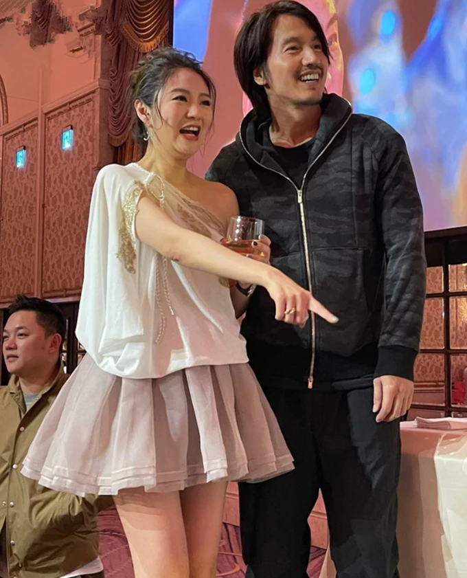 郭碧婷产后首露面！一家四口同框她走最后，向佐孝顺搀扶向太暴瘦