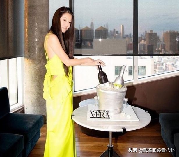 婚纱女王王薇薇庆72岁生日，身材苗条不显老，身