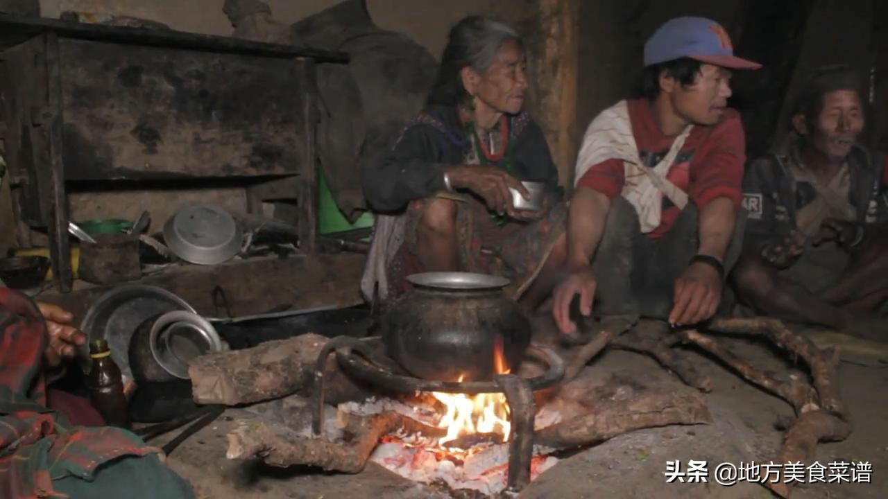 带点泡面看望尼泊尔山区穷人，主人用家中一斤多的鸡来招待我