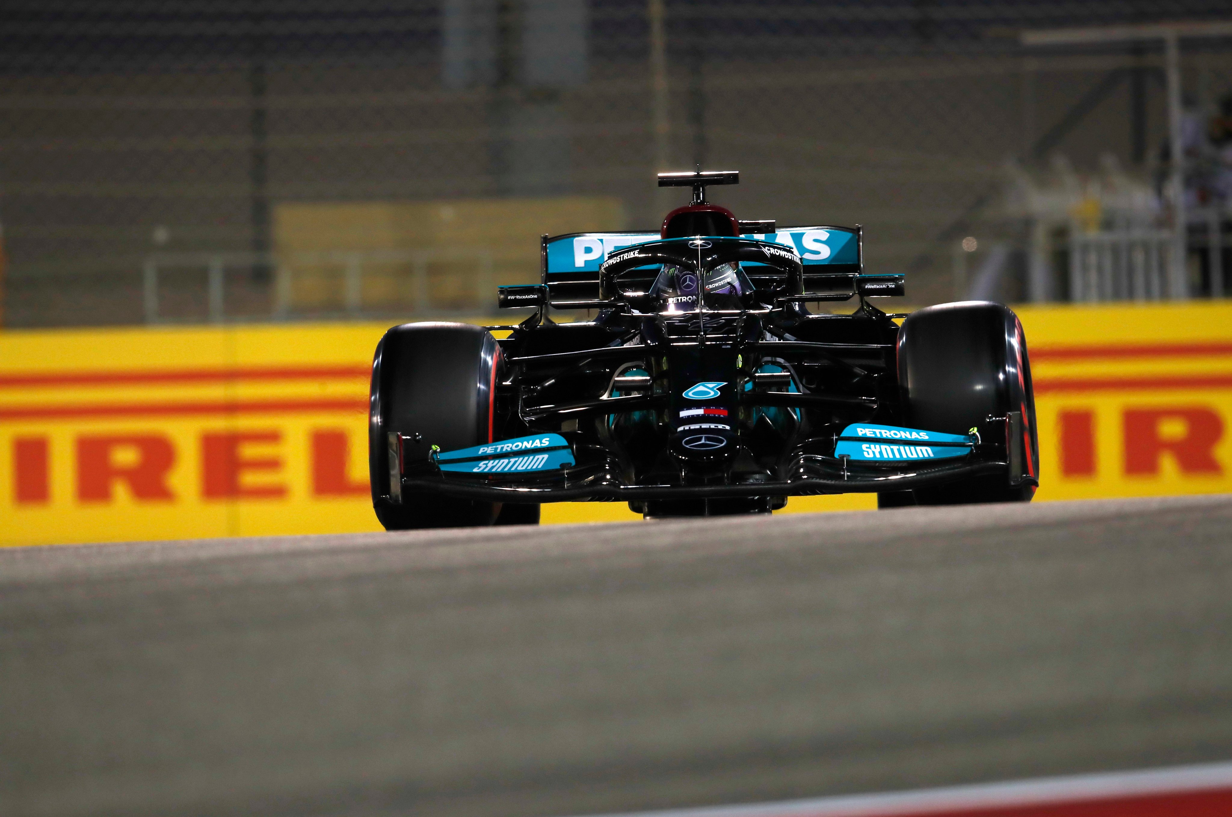 F1巴林站：汉密尔顿险胜维斯塔潘 奔驰F1终于寻到