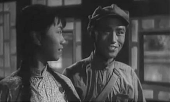 还记得《牧马人》里的村长吗？陈道明见了都要