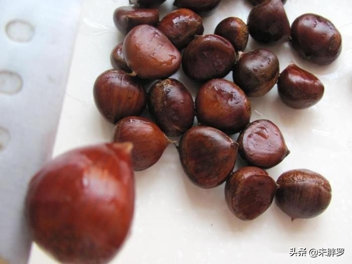 There is a trick to boil chestnuts. They are easy to peel when they are done. In fact, it is done with one trick.