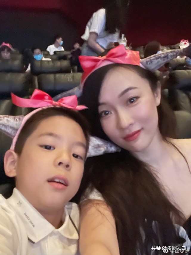 霍思燕带嗯哼现身《燃野少年的天空》首映活动，8岁的嗯哼长大了