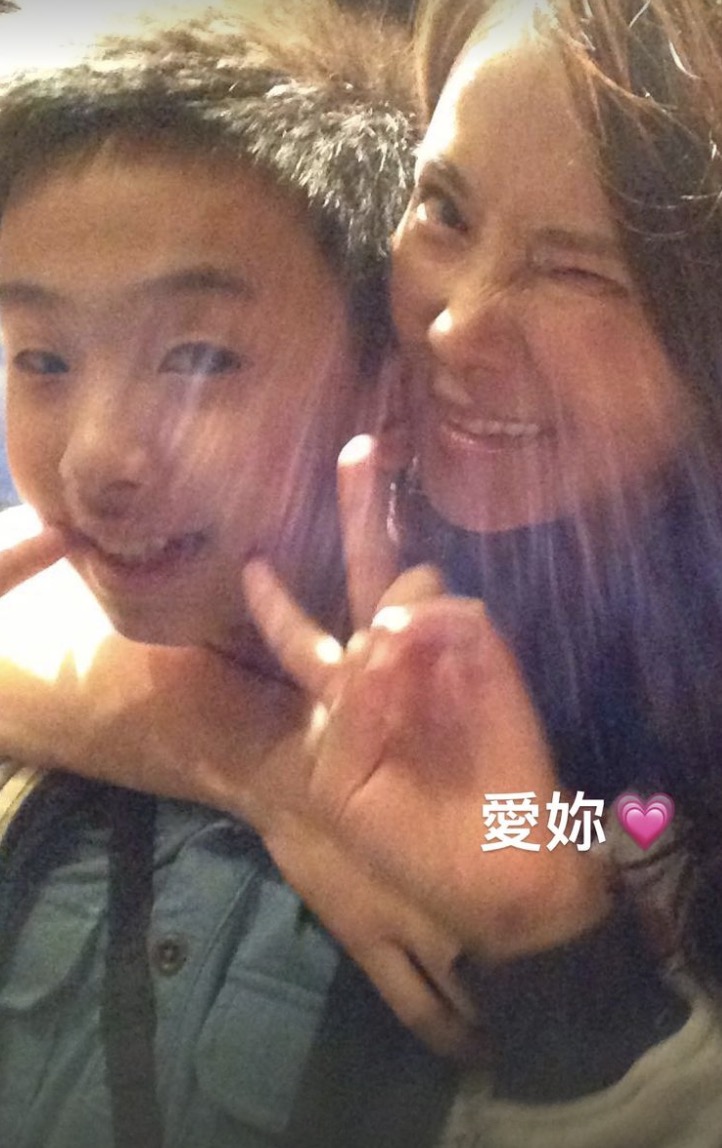 哈利曬母子舊照，素顏的伊能靜滿臉溫柔，童年的哈利值高於現在