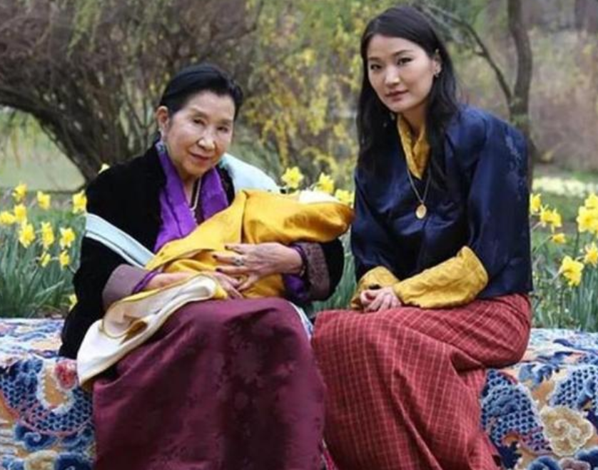 29岁不丹王后怀二胎后地位倍增，国王全程搀扶，太王太后帮看孩子