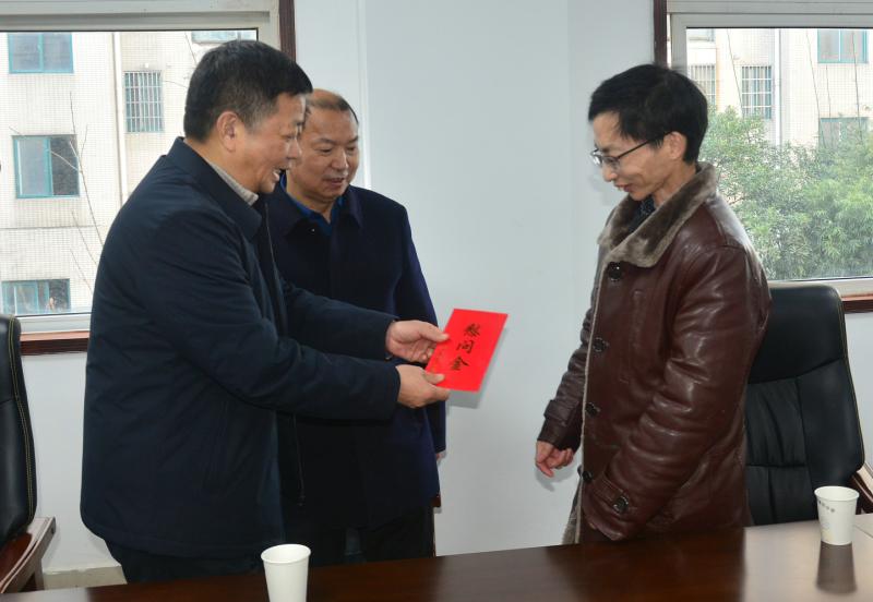 江西省总工会给江西建工集团困难职工送温暖