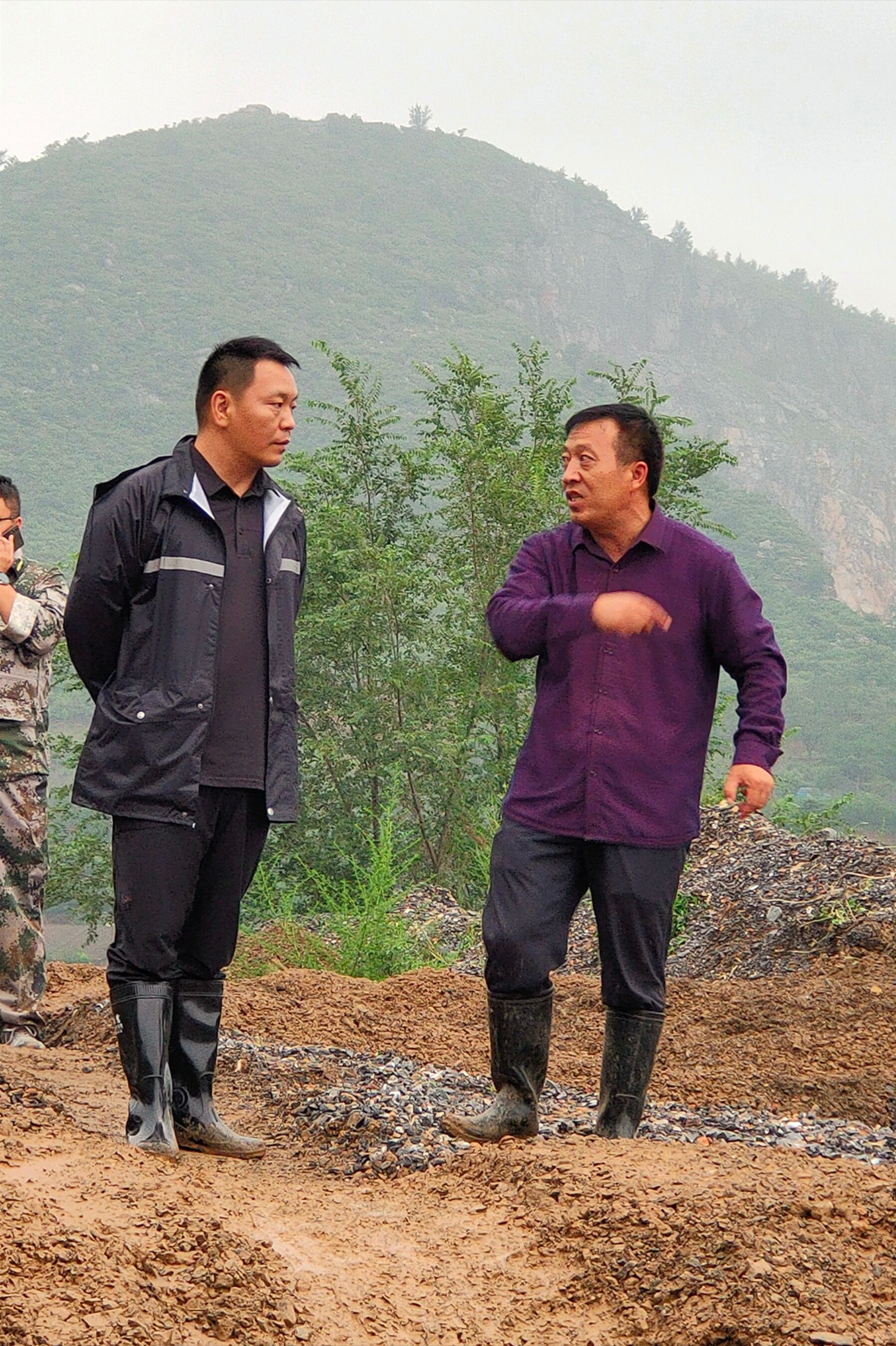 洪水肆虐更显英雄本色记荥阳贾峪镇塔山村泥腿书记平振伟