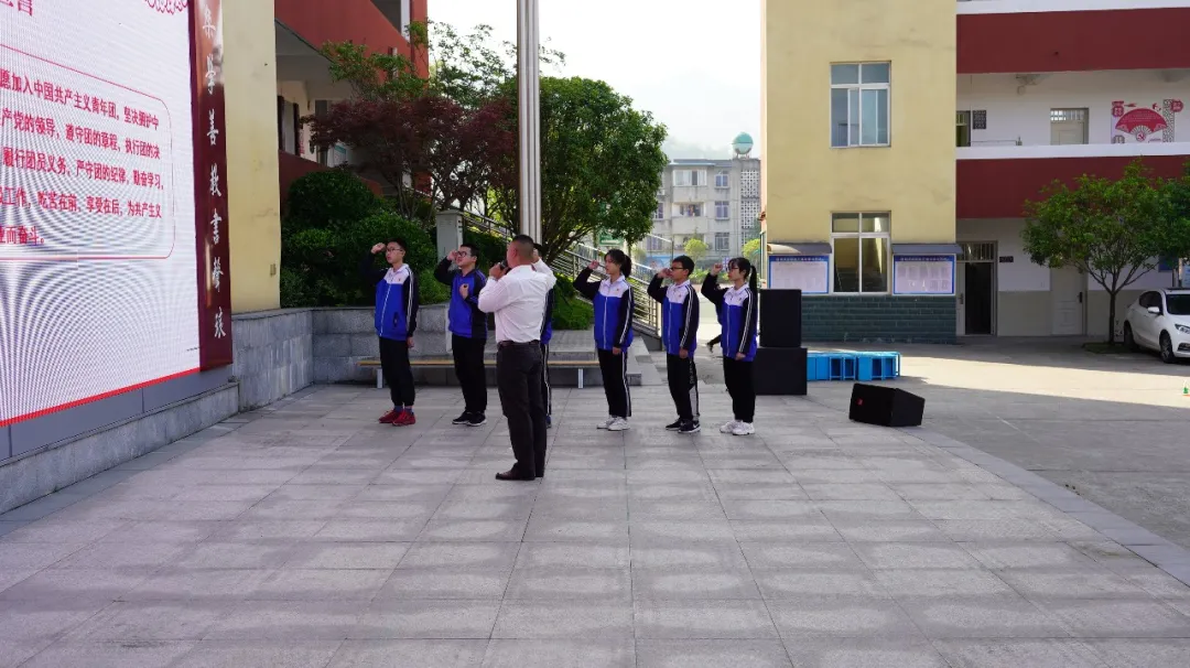 天府新區(qū)三星中學紀念五四運動102周年活動(圖4) 天府新區(qū)三星中學紀念五四運動102周年活動(圖4)