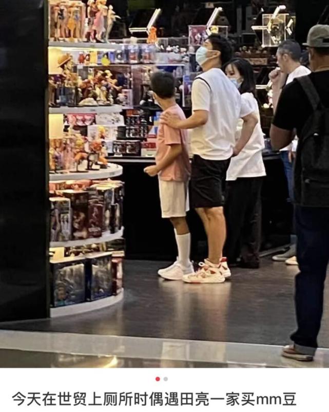 田亮一家在商场被偶遇，森碟个头高略微驼背，小亮仔爱吃糖豆