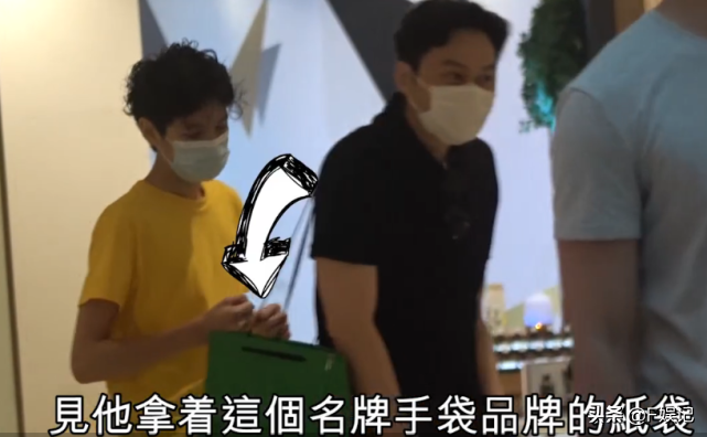 張智霖一家三口逛街享家庭樂袁詠儀母親節收名牌手袋作為禮物？
