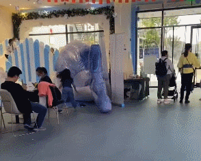 蔡少芬带三个孩子逛街被偶遇，不见张晋在身边，两位保姆贴身跟随