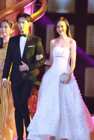 有种“端庄”叫杨洋，走红毯像踢正步，“坐如