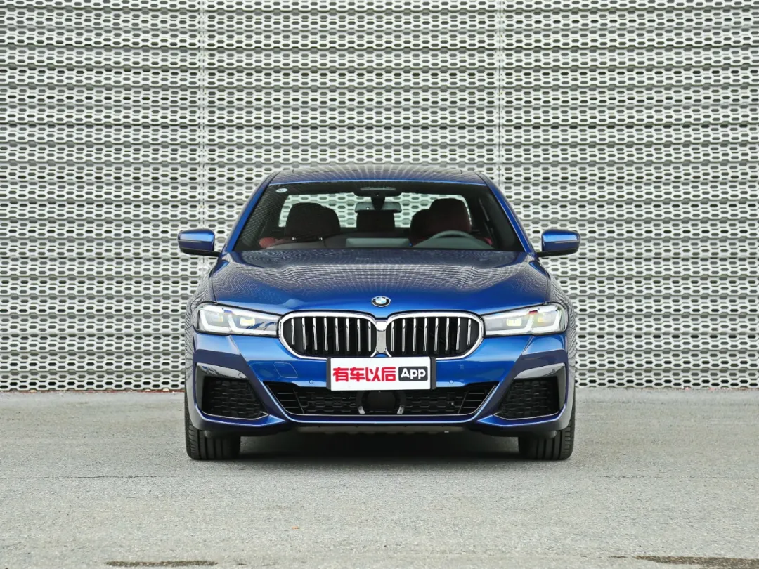 新款宝马5系实拍:6.7秒破百,配8AT,油耗1.5L,真