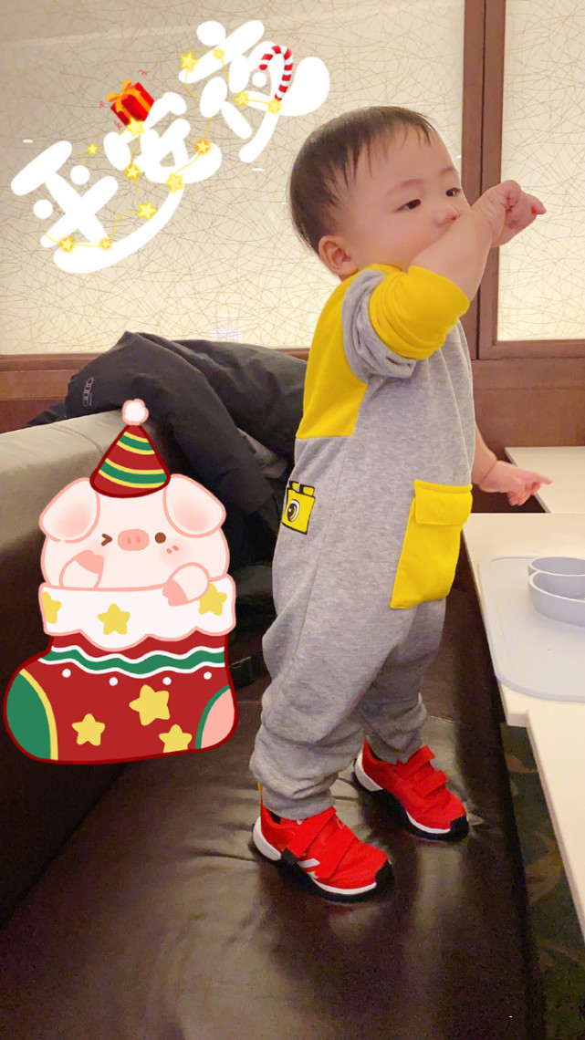 蔡少芬晒儿女过圣诞，汤圆包子变酷girl，乐儿露侧脸越来越帅