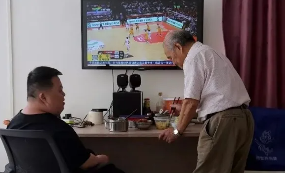 登上人民大会堂，与刘德华共唱，是谁揭穿了“天才指挥家”的谎言