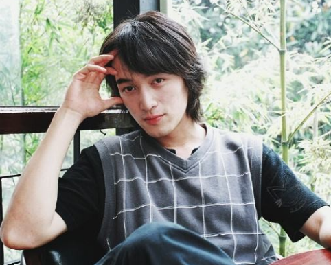 她是胡歌一生的痛，为救胡歌不幸离世，胡歌以她之名建30所学校