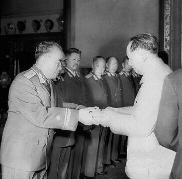 55年大授衔：主席不当大元帅，粟裕等让帅自降级