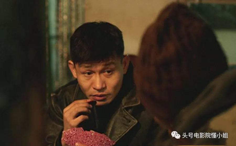 《悬崖之上》这反派圈粉!承包全片笑点,演戏最惨时身上仅4毛钱