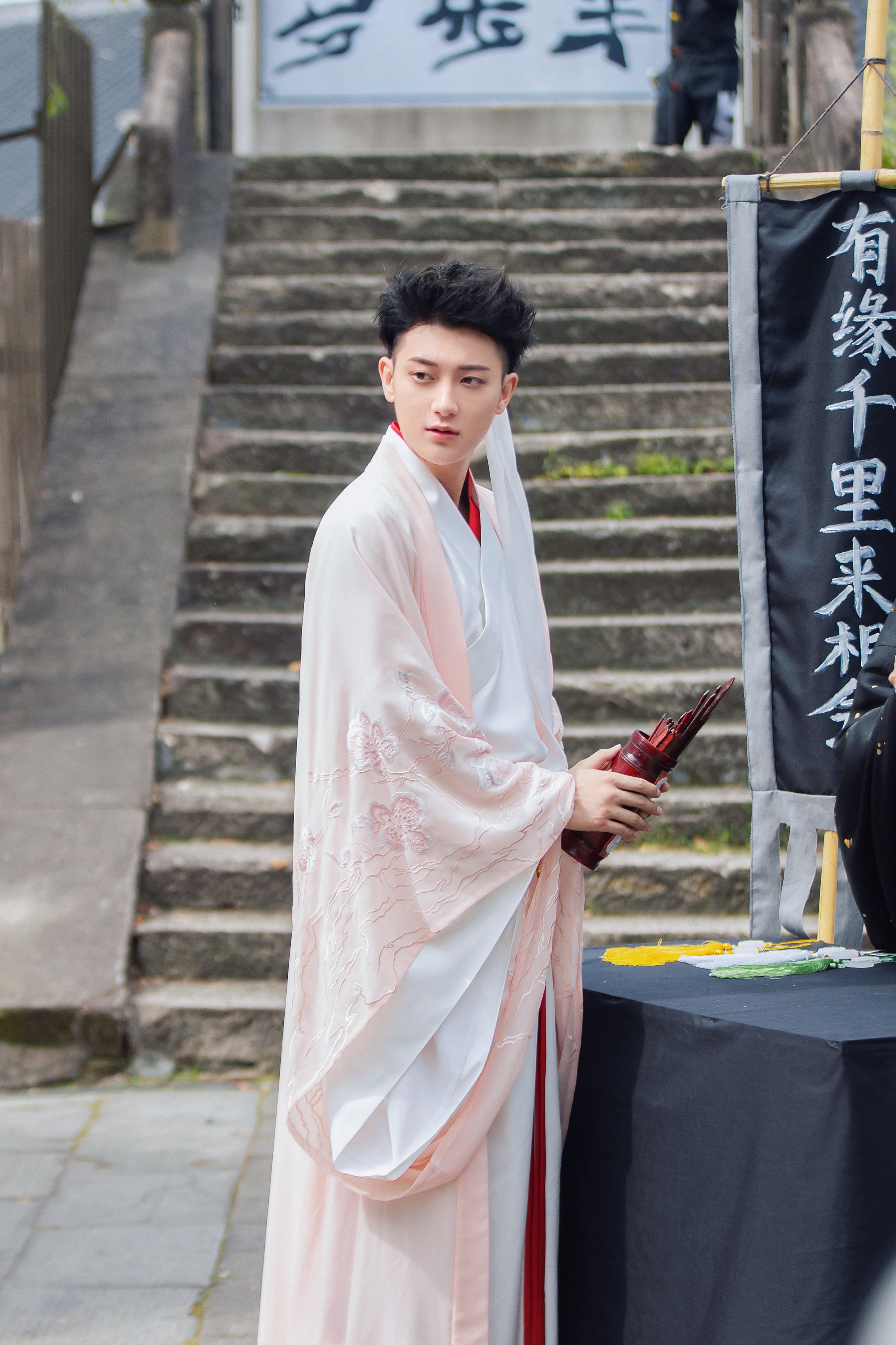 本期节目,黄子韬身穿淡粉色古装服饰随萌探家族在《白蛇传》时空展开