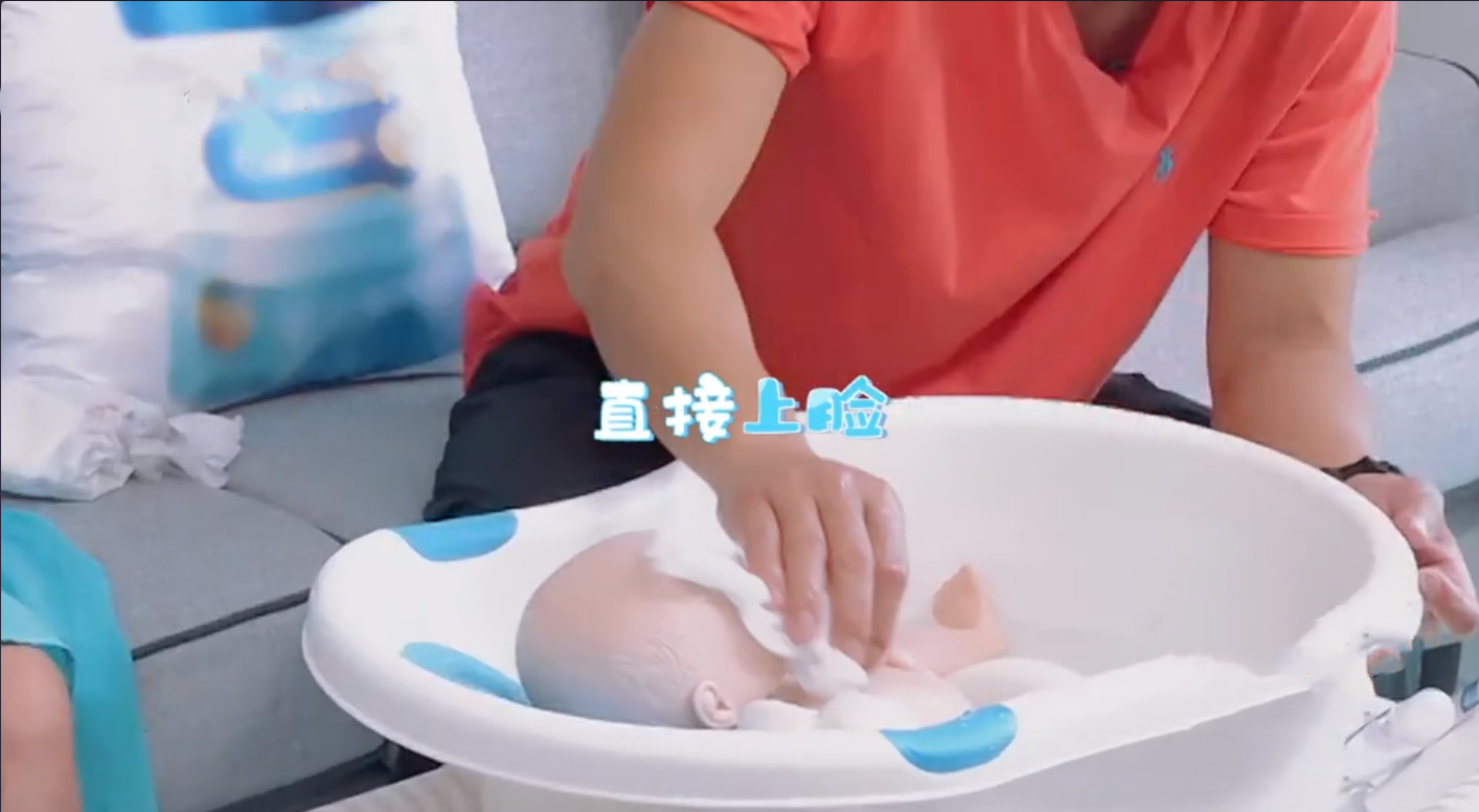 陳小春奶爸模擬考試，脫不下娃娃和尚服說別生了，應采兒說太遲了