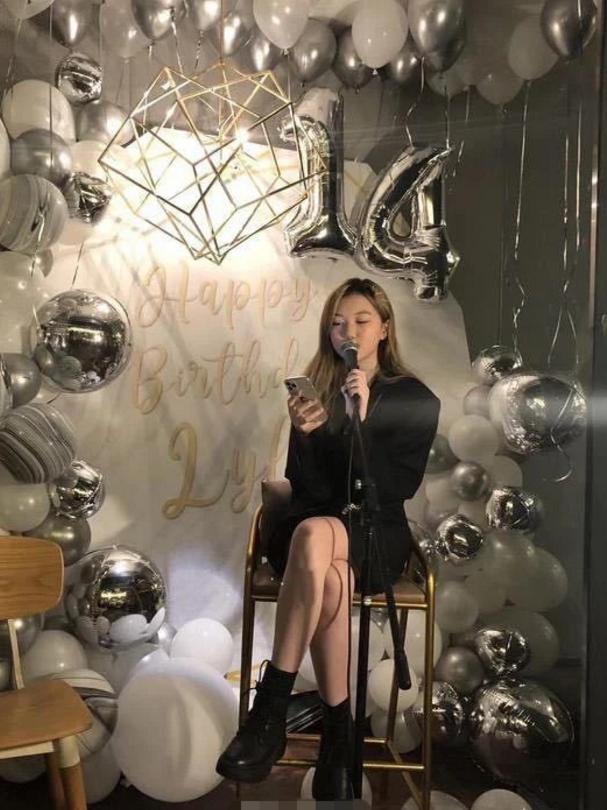 李嫣自拍晒近照，14岁就已出落亭亭玉立，大长腿