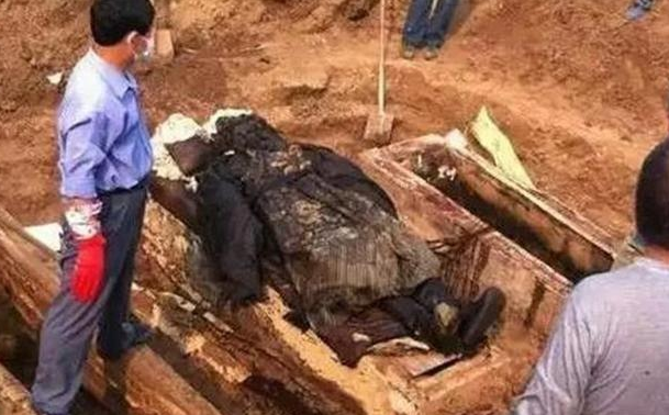 北京发现李莲英之墓，废3把铁锤才打开，棺中景