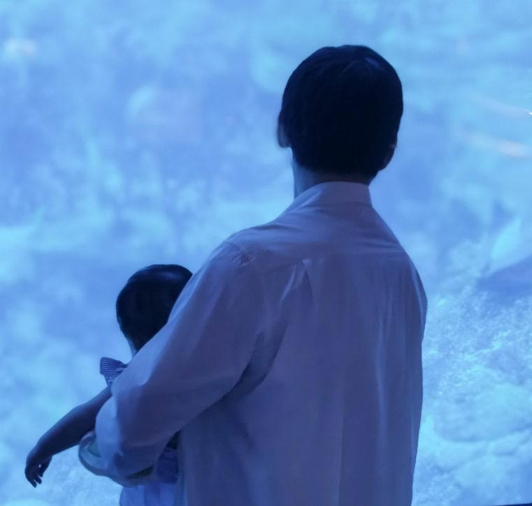 向佐一家三口逛海洋館！郭碧婷背影厚實(shí)疑發(fā)福，半歲女兒手胖嘟嘟