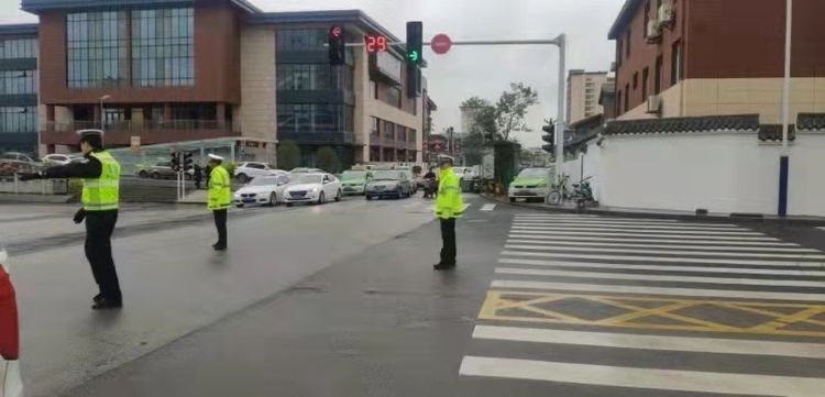 清明小长假 汉中交警一大队全力打造高铁站周边“文明交通”新面貌