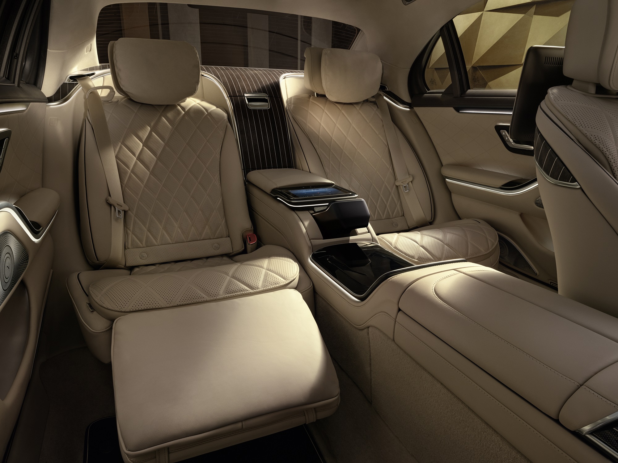 在后排空间上,奔驰s级更是达到了头等舱的舒适程度.