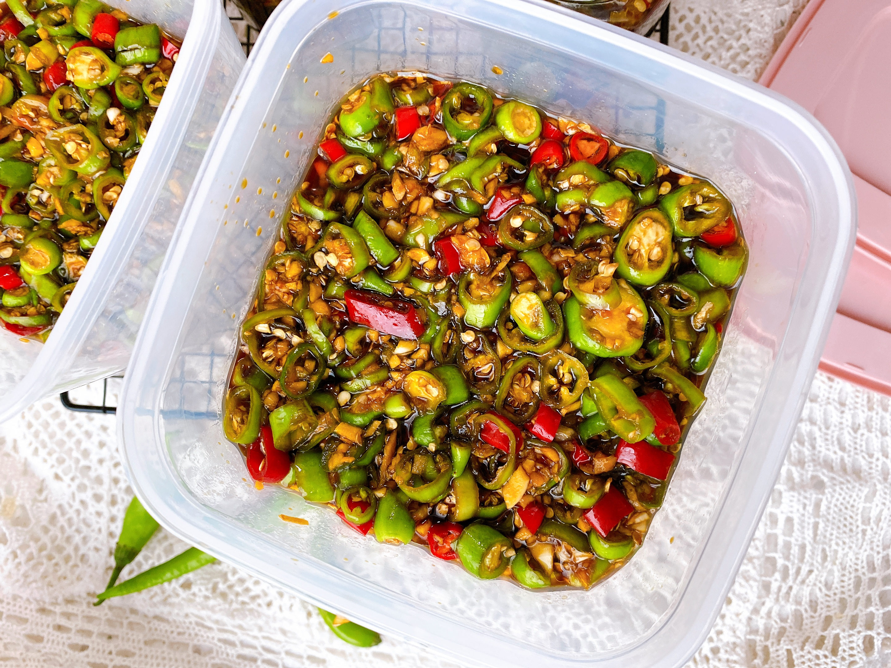 腌辣椒的季节到了，教你独家腌法，不加盐2小时就能吃，又香又辣