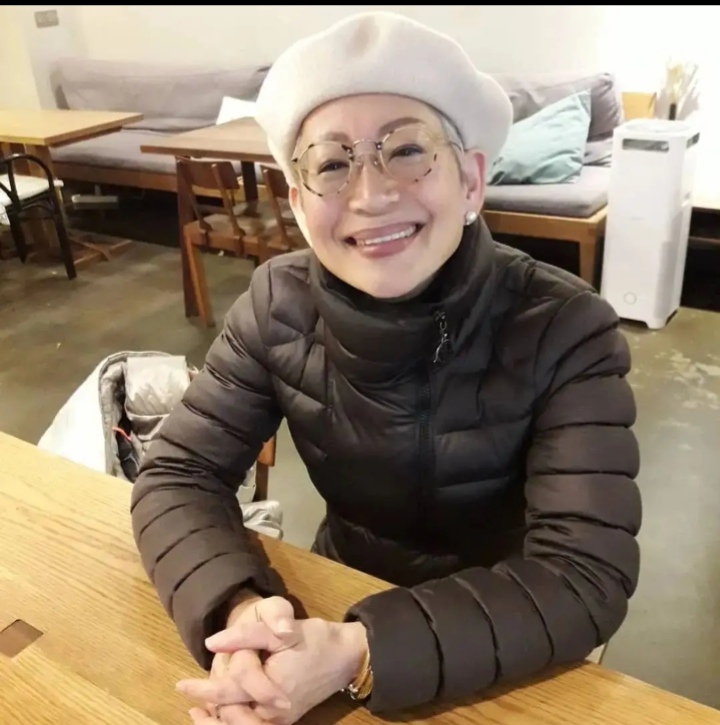 這位韓國奶奶確實令人欽佩，68歲依舊獨自美麗，值得學習