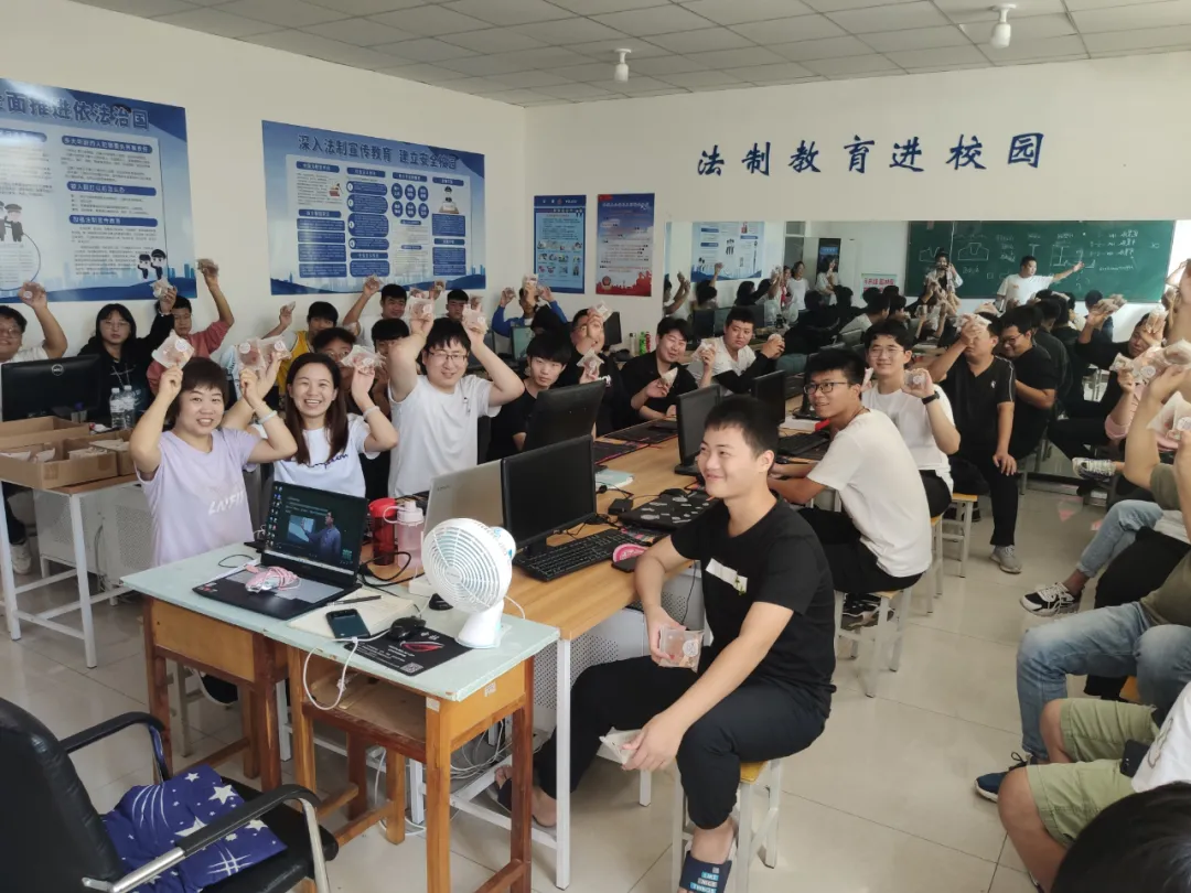 浓情中秋 爱满校园——我校为学生发放中秋月饼,送上节日祝福