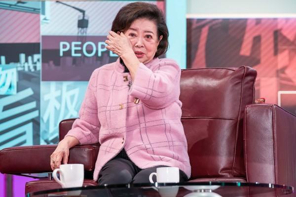 81岁老戏骨太拼命，自曝为演戏锯掉三颗牙，还险