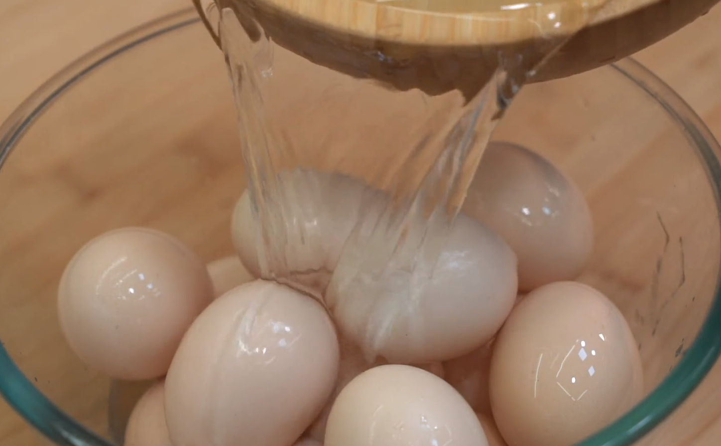 真正懶人鹽焗雞蛋，一個電飯煲就搞定，鹹香入味，比買的還要好吃