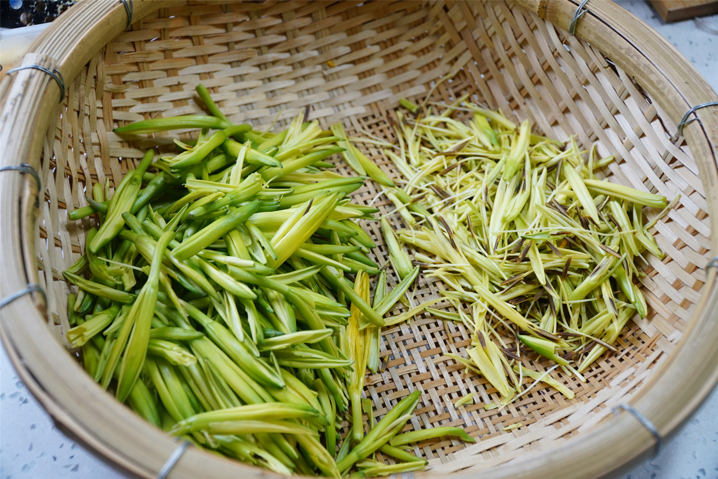 新鲜黄花菜有毒，不要直接吃，炒之前处理2步，