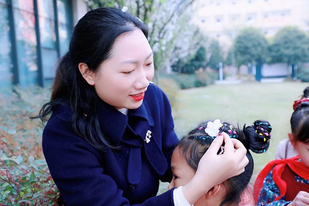 带上五官到校园里寻找春天——成都市华中附小大自然的语文课