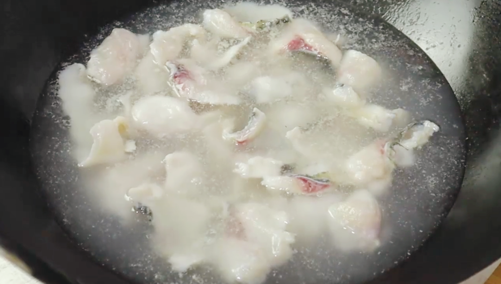 The best way to eat grass carp, the spicy and delicious meat is tender, much better than pickled cabbage fish, the more you eat, the more enjoyable