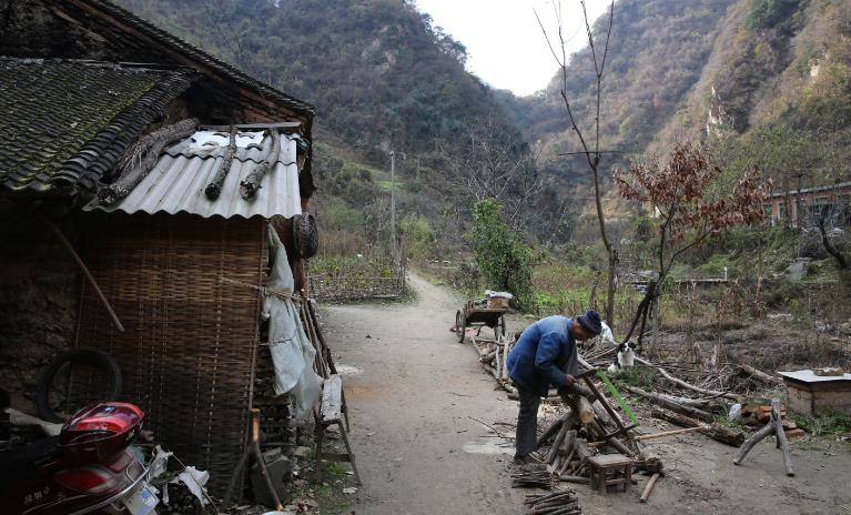 山西一农民发现“藏金洞”，挖出一车黄金，去换钱却当场被抓了