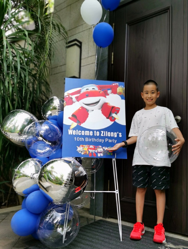 赵文卓夫妇庆儿子满10岁，13岁大女儿身高超妈妈，一家五口好有爱