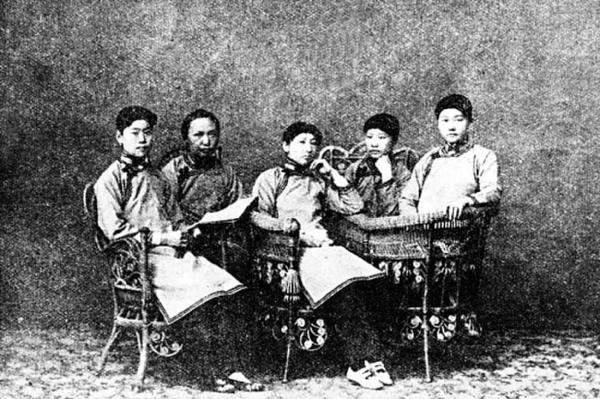 她被选中送到国外，展示特殊表演，为看她的小脚还要买门票