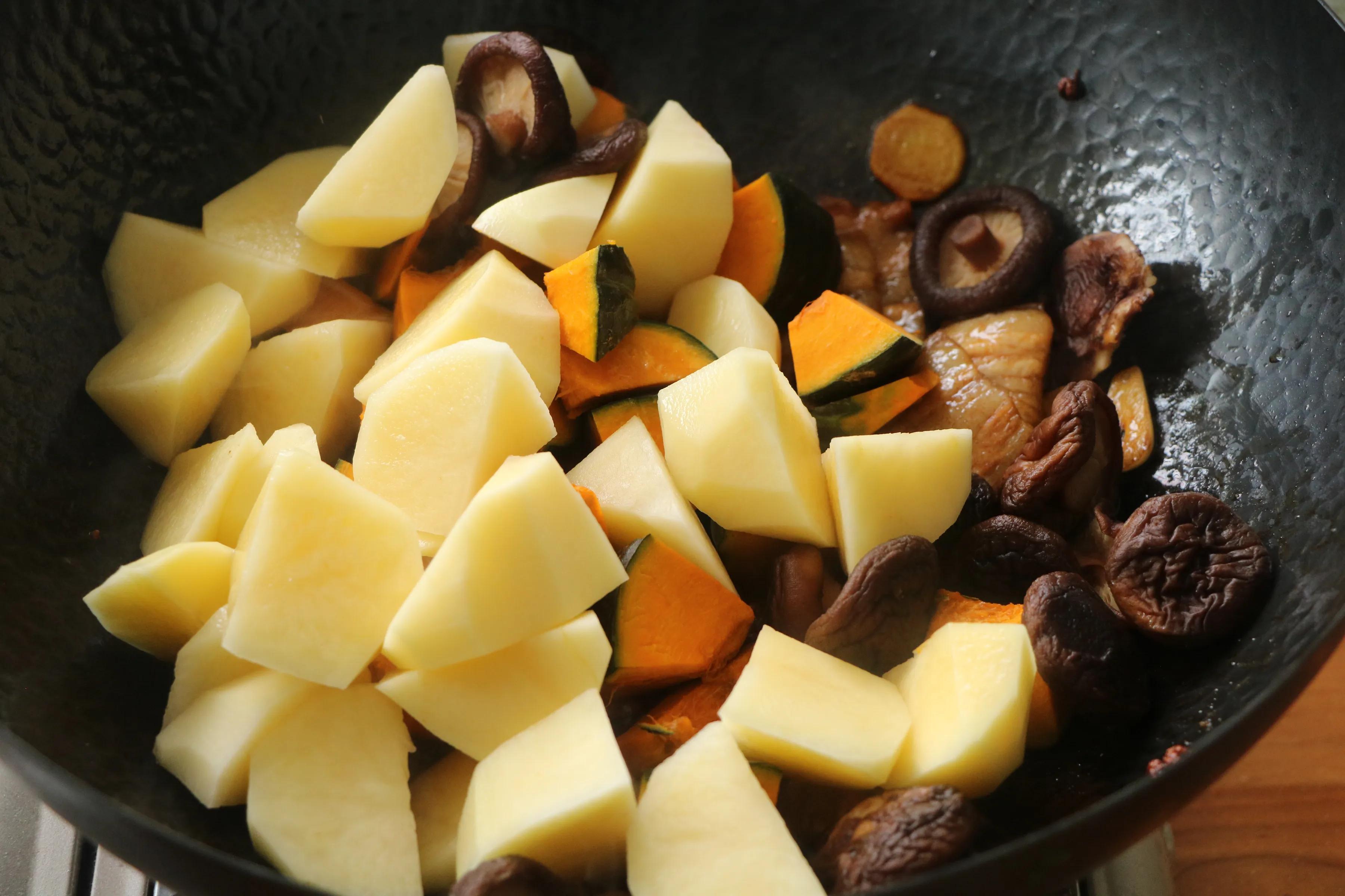 天太热不想炒菜，试试这样的一锅炖，不需要米饭，一人一碗超过瘾